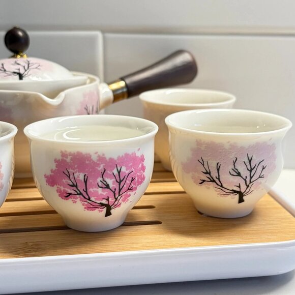 Porcelain Tea Set with Thermochromic Sakura Print - Picture 6 of 10